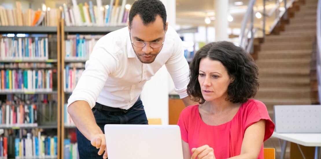 tutor-explaining-research-specific-student-li.width-1200