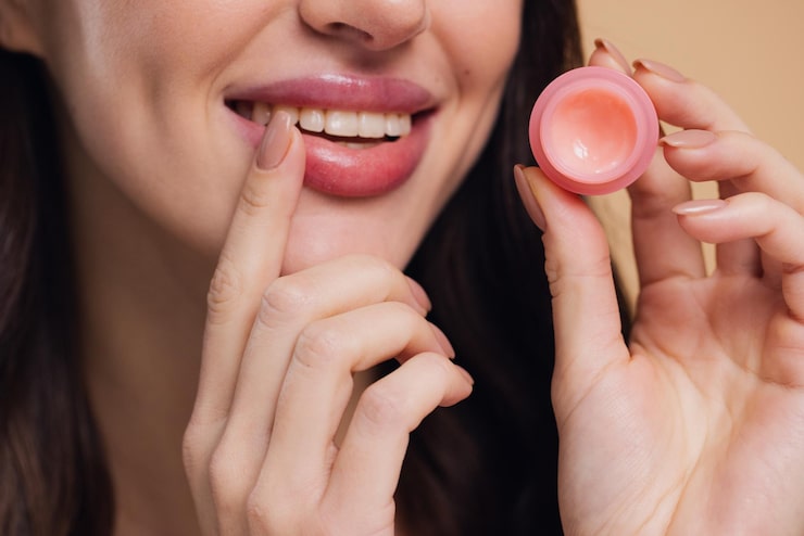 close-up-beauty-portrait-smiling-woman-cares-her-lips-beige-background_1429-12999 (2)