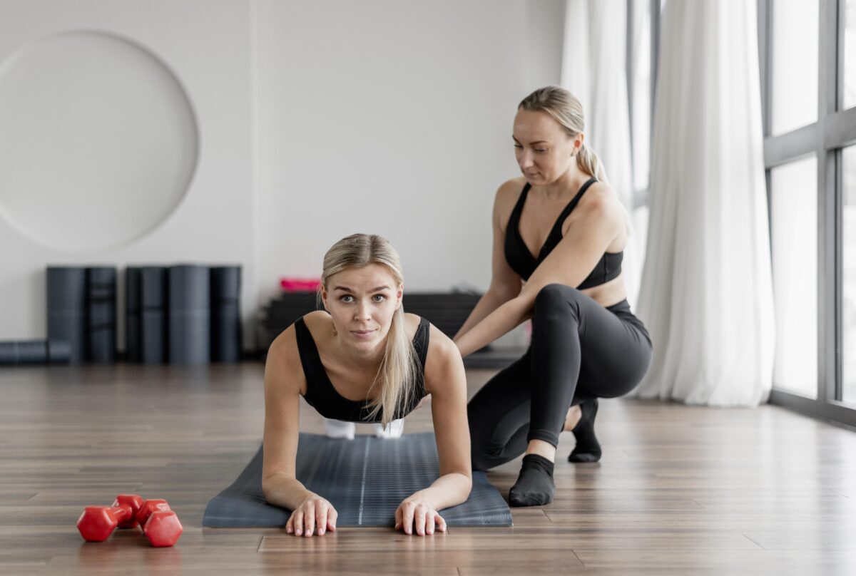 workout-with-personal-trainer-doing-planks