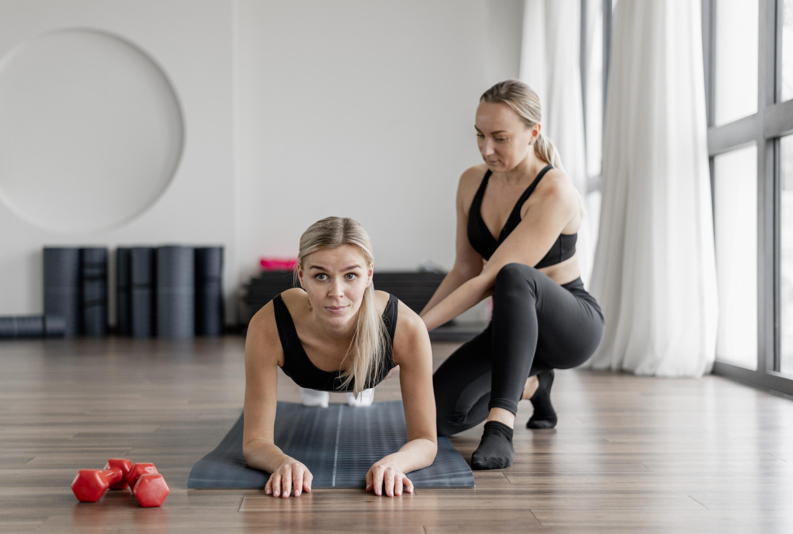 workout-with-personal-trainer-doing-planks